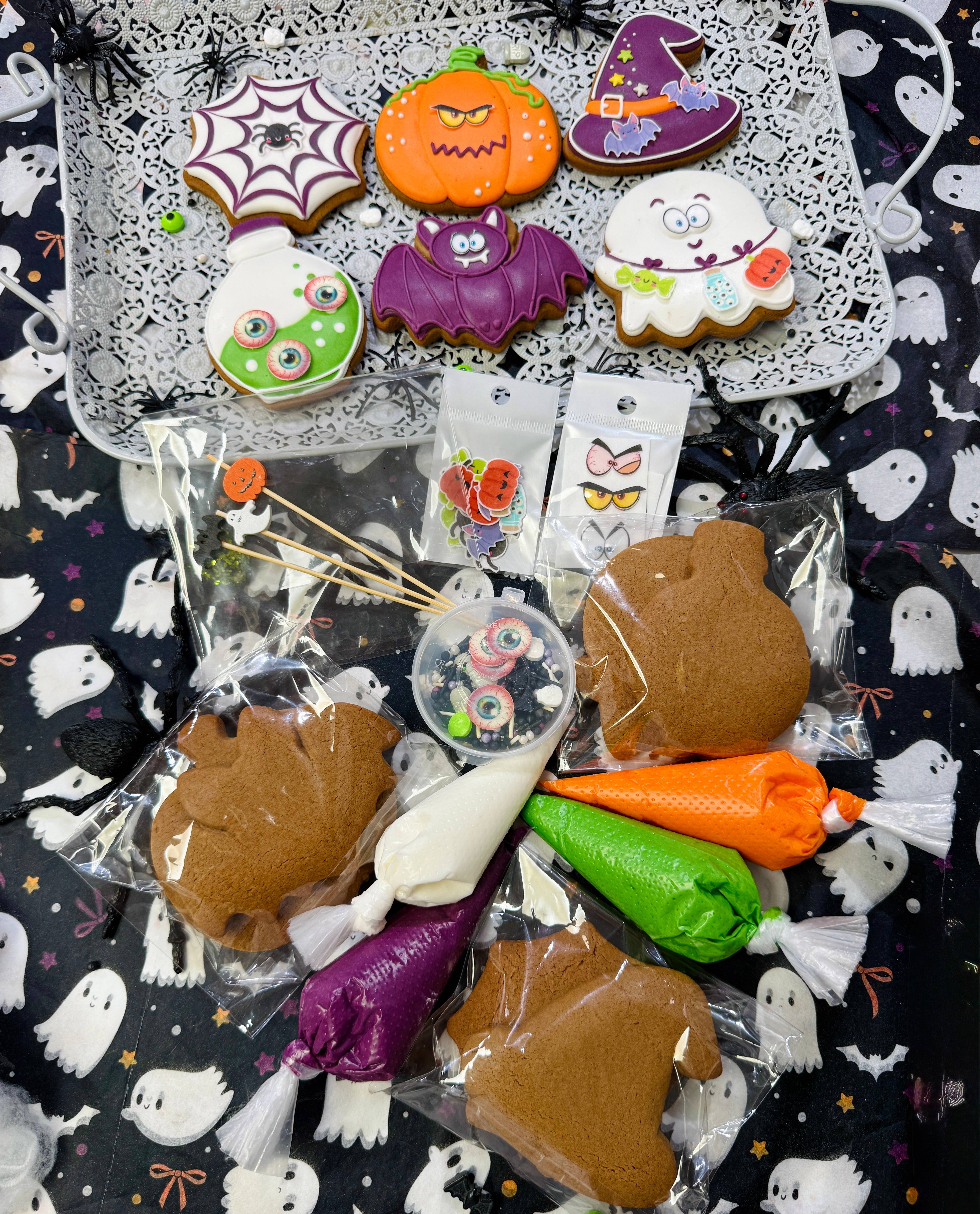 Decorate Christmas Gingerbread Cookies with Royal Icing.