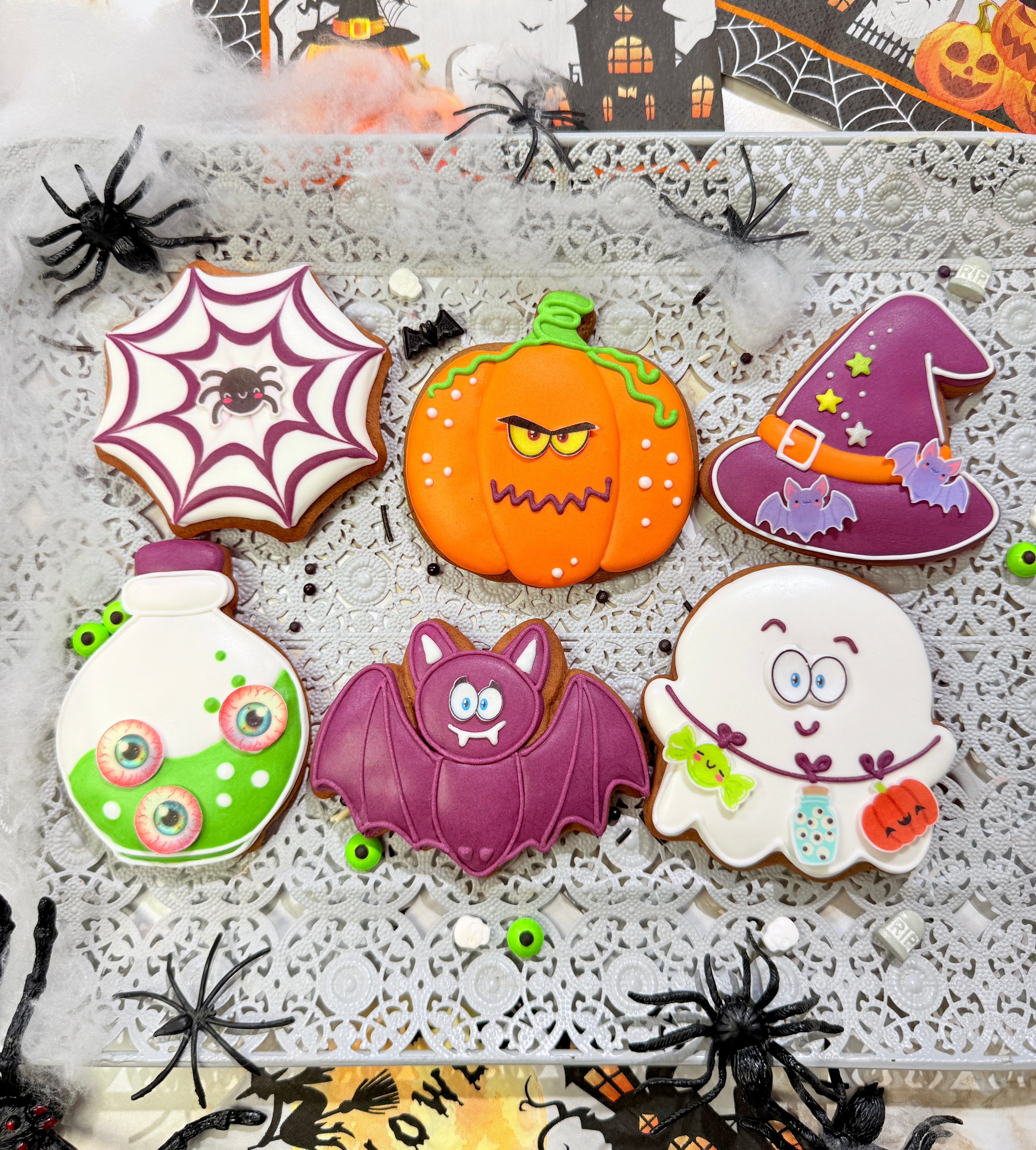 Decorate Christmas Gingerbread Cookies with Royal Icing.