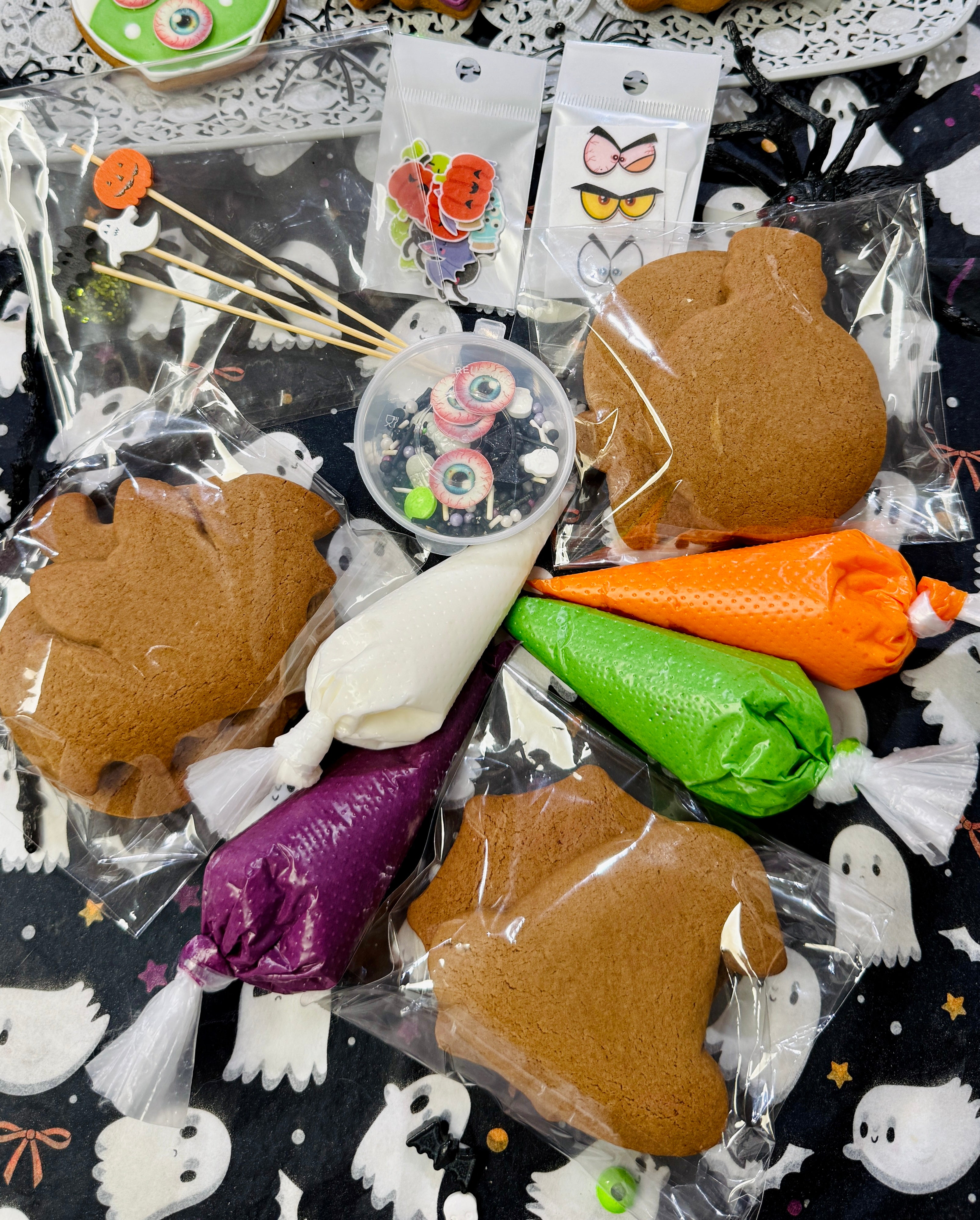 Decorate Christmas Gingerbread Cookies with Royal Icing.