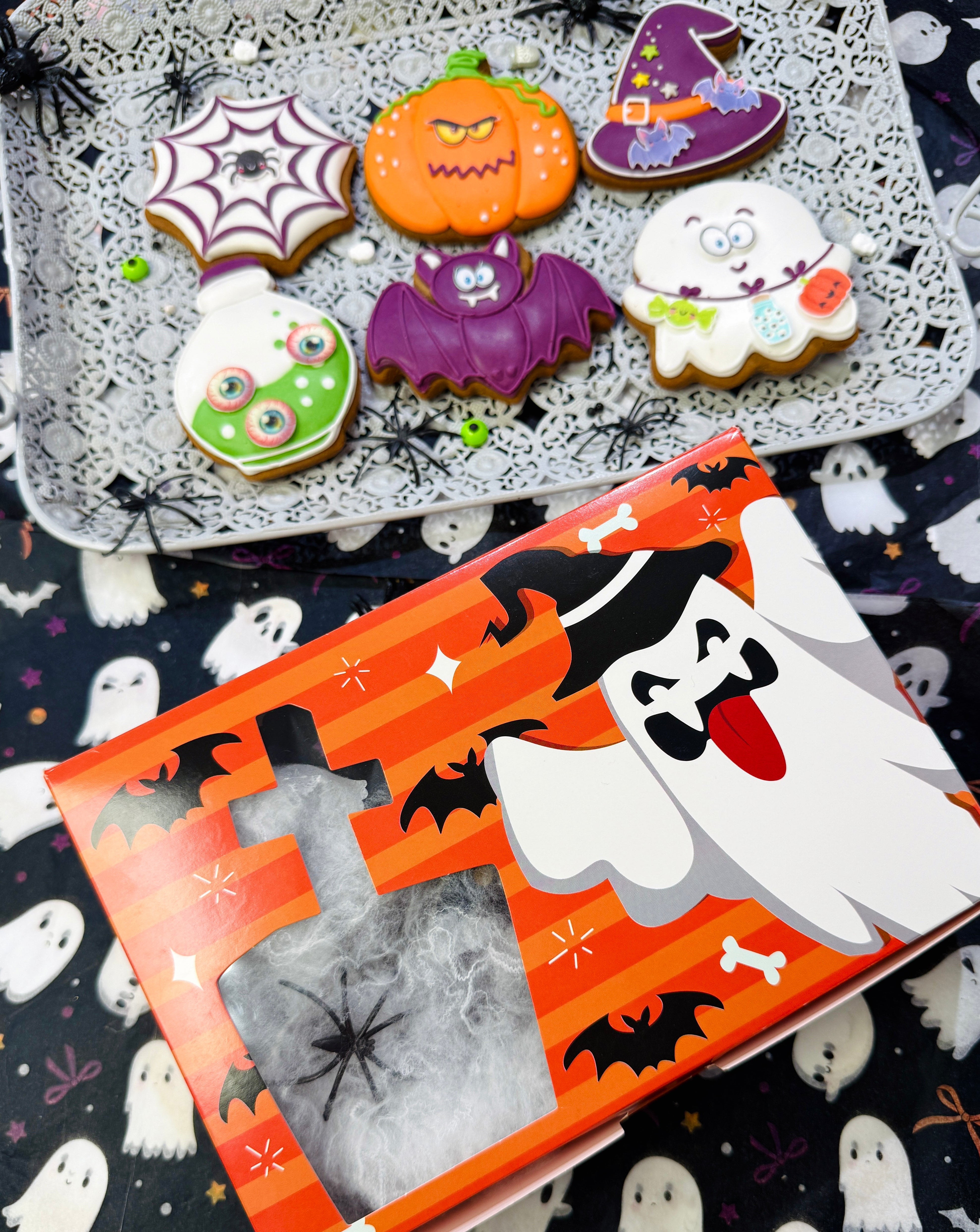 Decorate Christmas Gingerbread Cookies with Royal Icing.